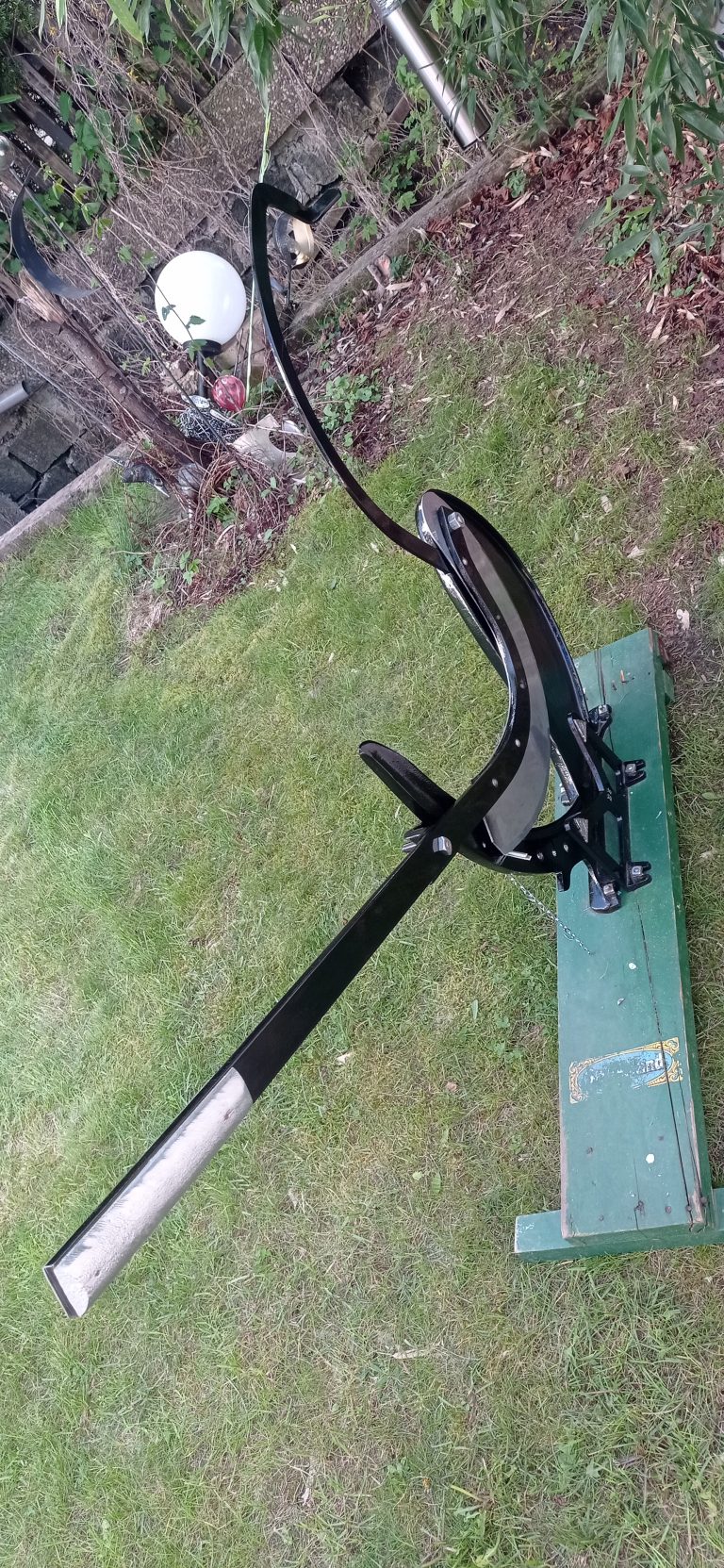 Sandgestrahlt grundiert und pulverbeschichtet